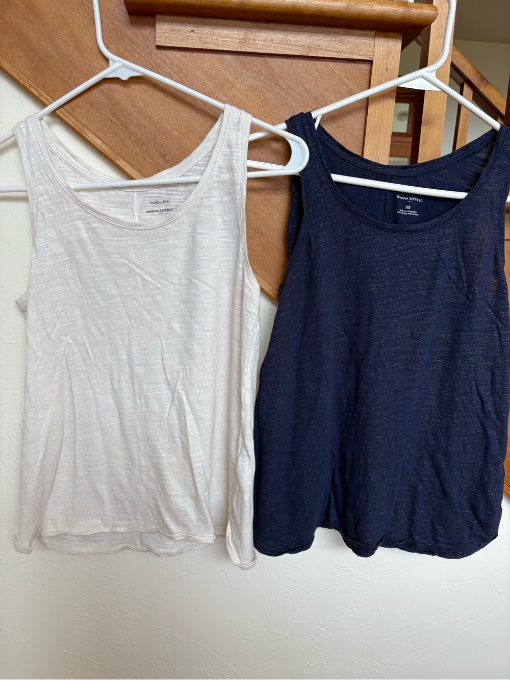 Two LIKE NEW Banana republic Malibu Tee Scoop Neck Tanks Navy White Gold - Picture 9 of 9
